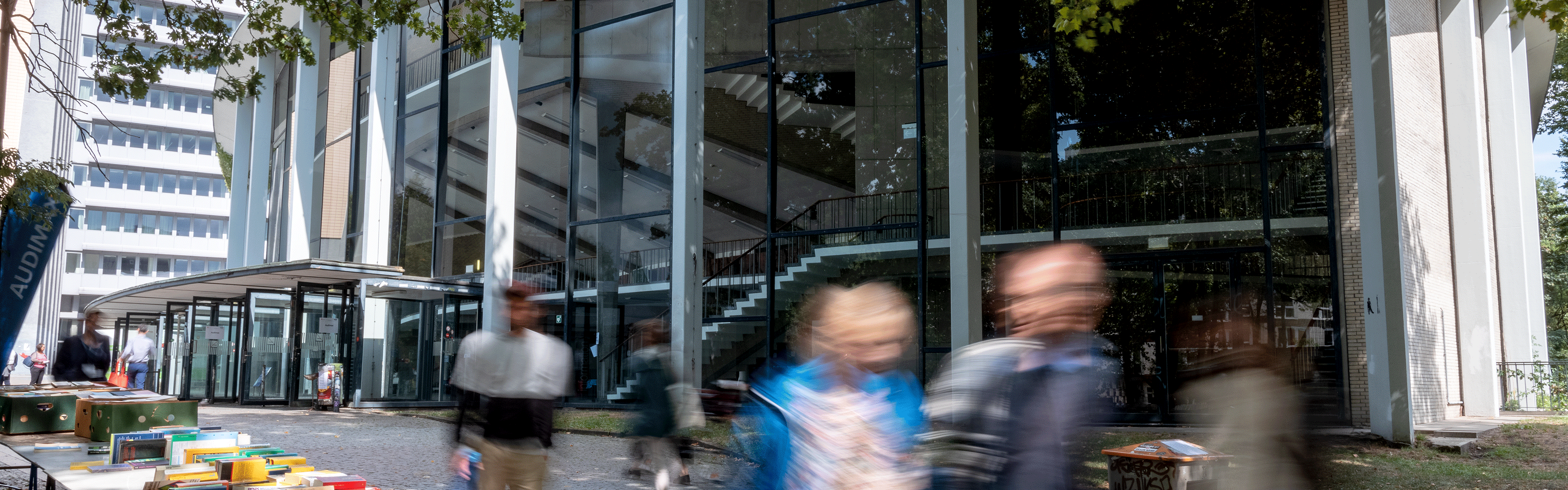 Menschen überqueren den Campus der Uni Hamburg.