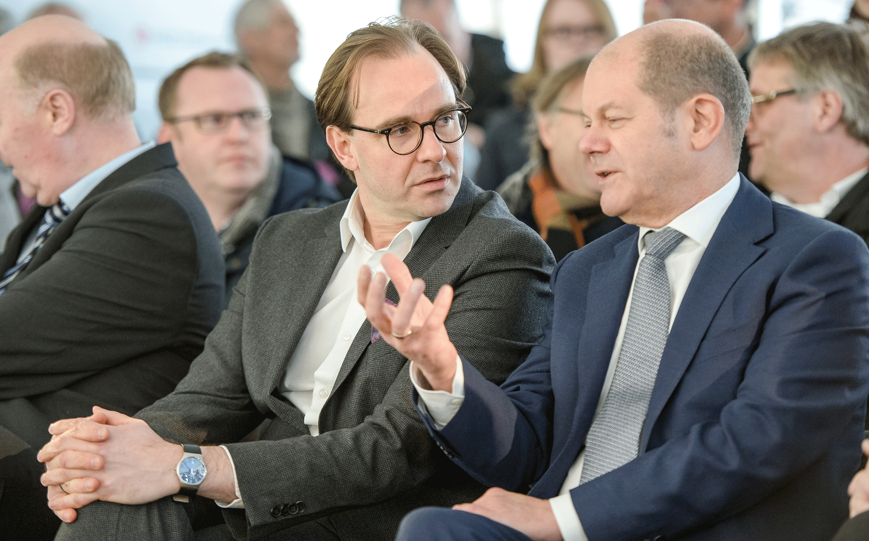 Henrik Falk (l.) im Gespräch mit dem damaligen Bürgermeister Olaf Scholz.