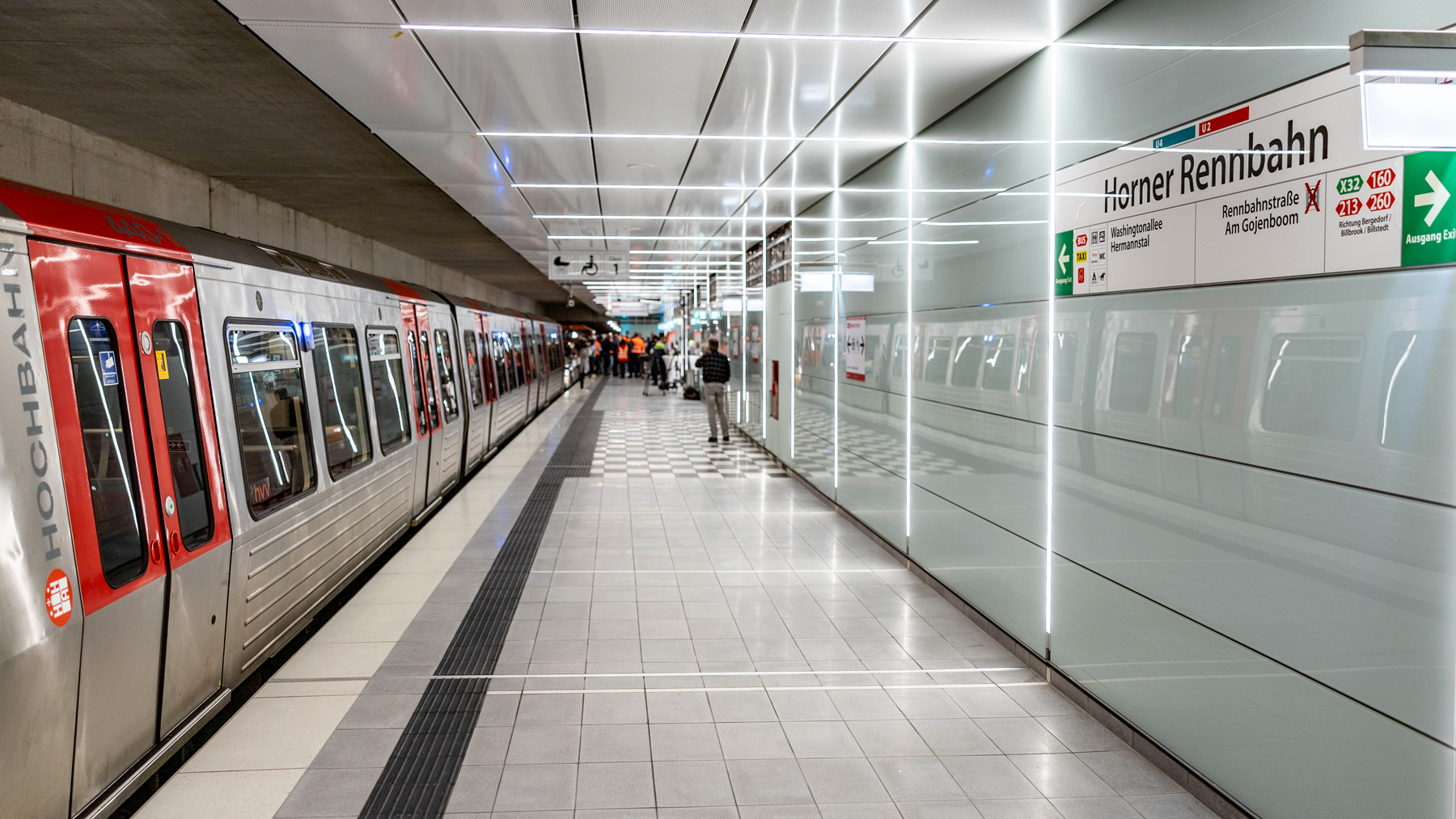 Fertiggestellter Bahnsteig U Horner Rennbahn, ein DT5 steht auf dem Gleis., 