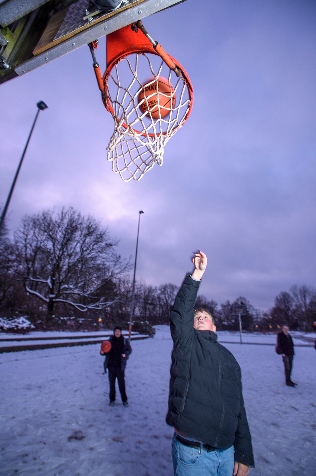 Yamiro, Jugendlicher aus Steilshoop, am Basketballkorb.