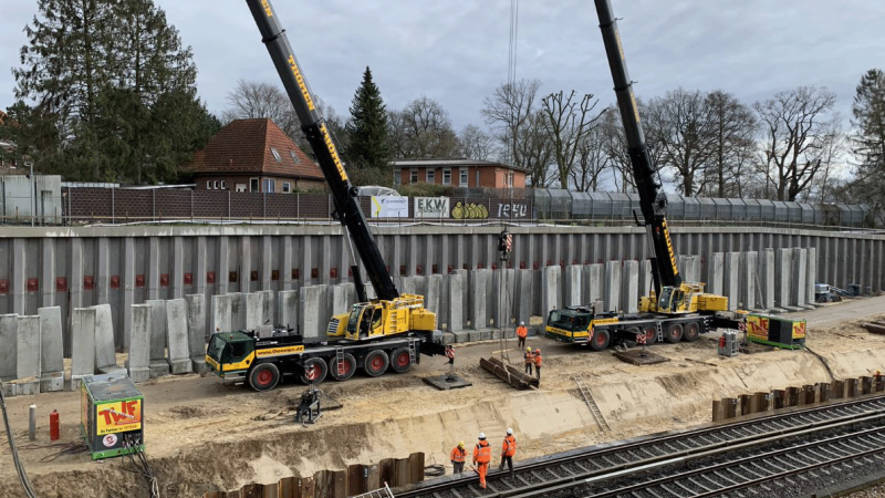 Zwei Kräne auf einer Baustelle.