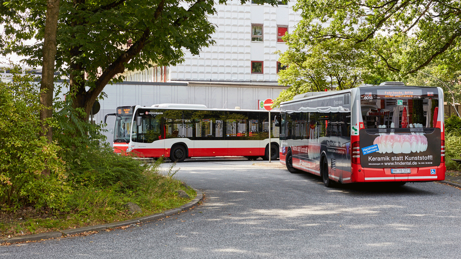 Busse der HOCHBAHN halten am Bramfelder Dorfplatz.