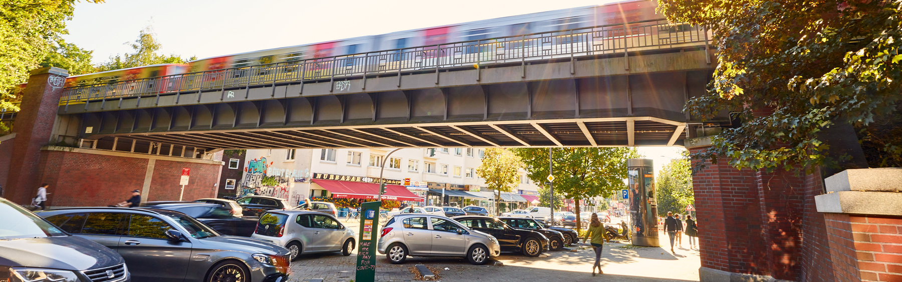 Brücke der U3 über die Fuhlsbüttler Straße mit fahrender U-Bahn.