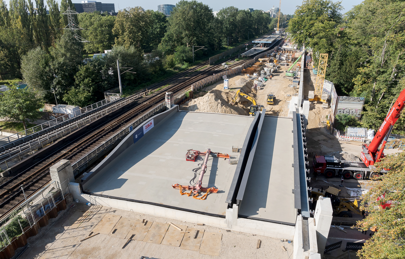 Foto zeigt Brücken- und Gleisbereich östlich der Haltestelle Sengelmannstraße