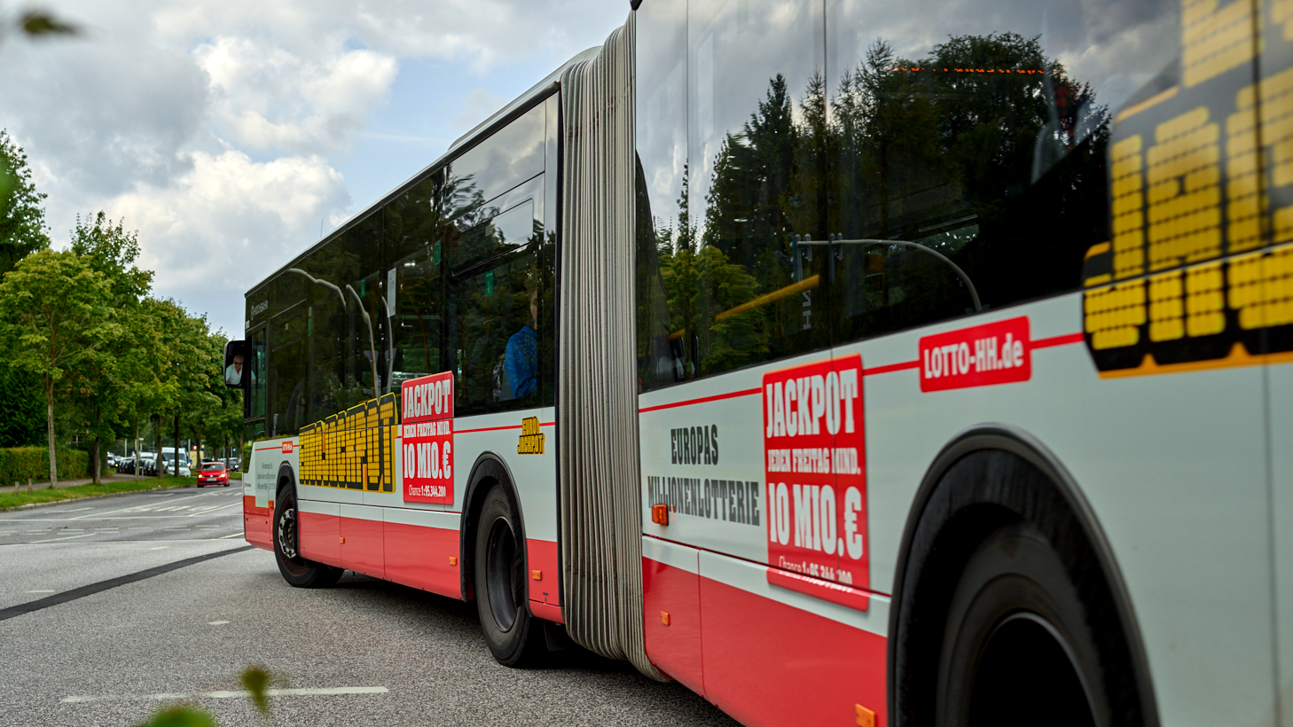 Bus fahrend von der Seite