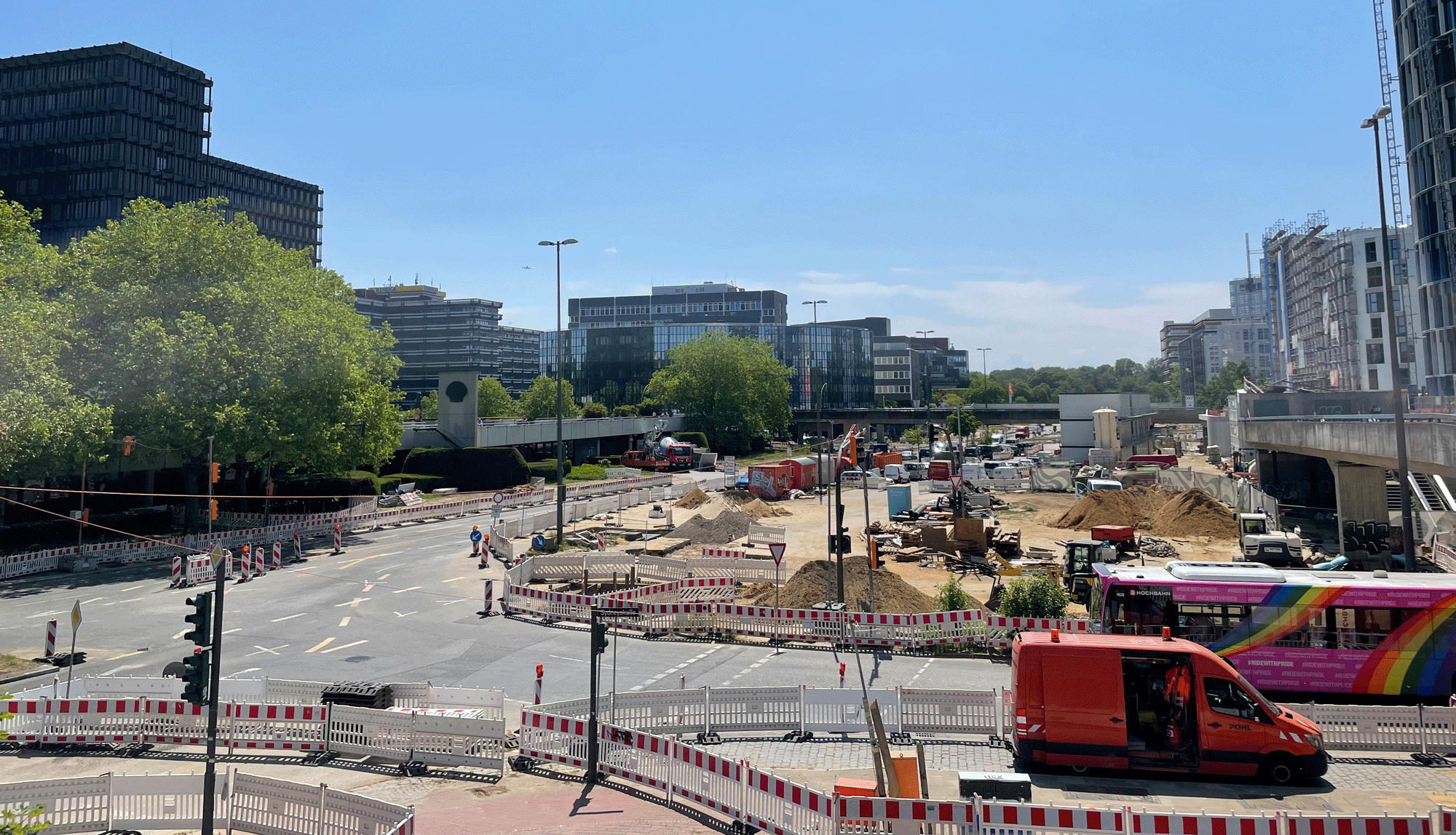 Blick auf die Baustelle City Nord von einer Fußgängerbrücke. Baustelle befindet sich zwischen den Gebäuden auf dem Überseering. 