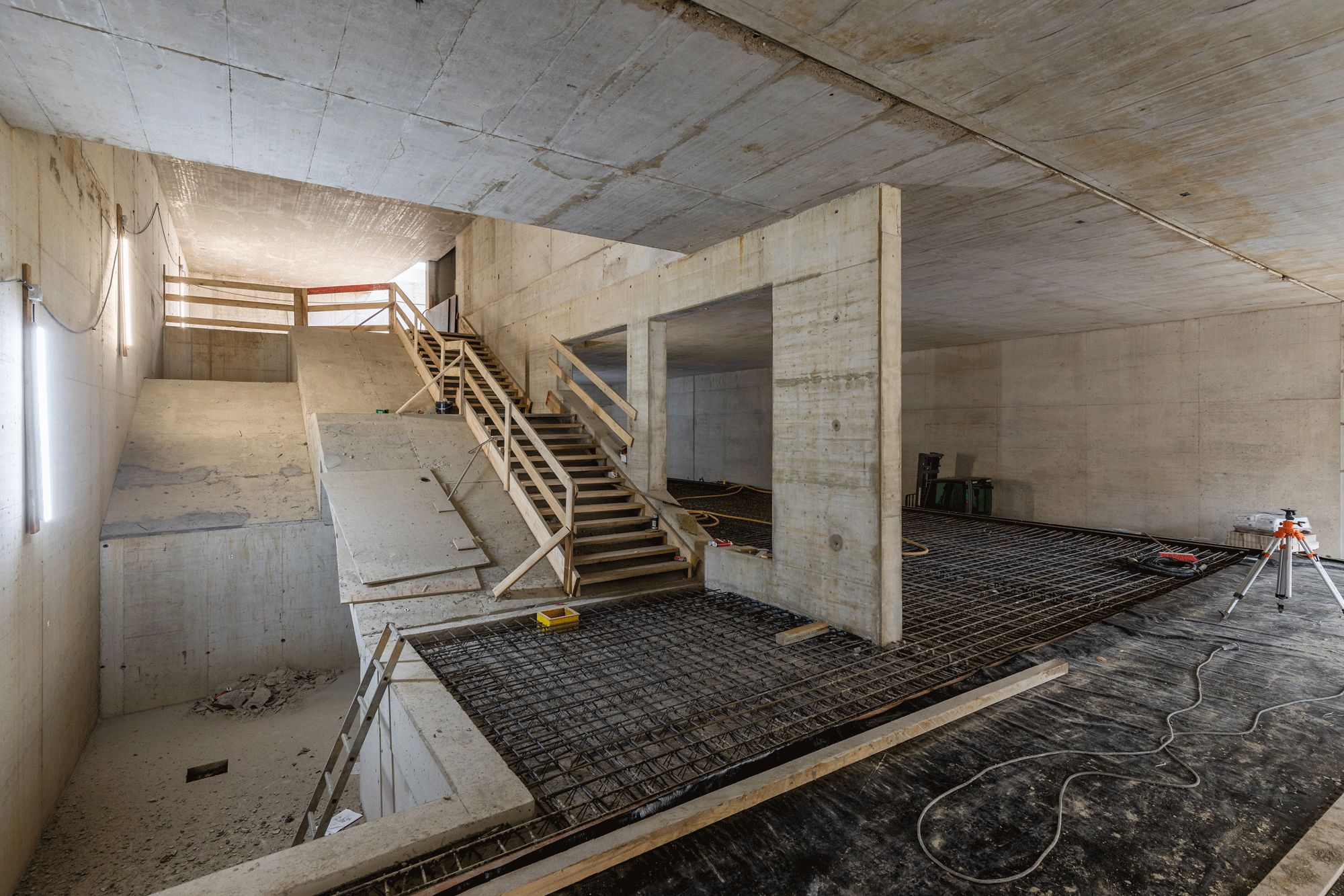 Rohbau der Haltestelle U Horner Rennbahn. Treppe und Bereich der Fahrtreppe lassen sich erahnen