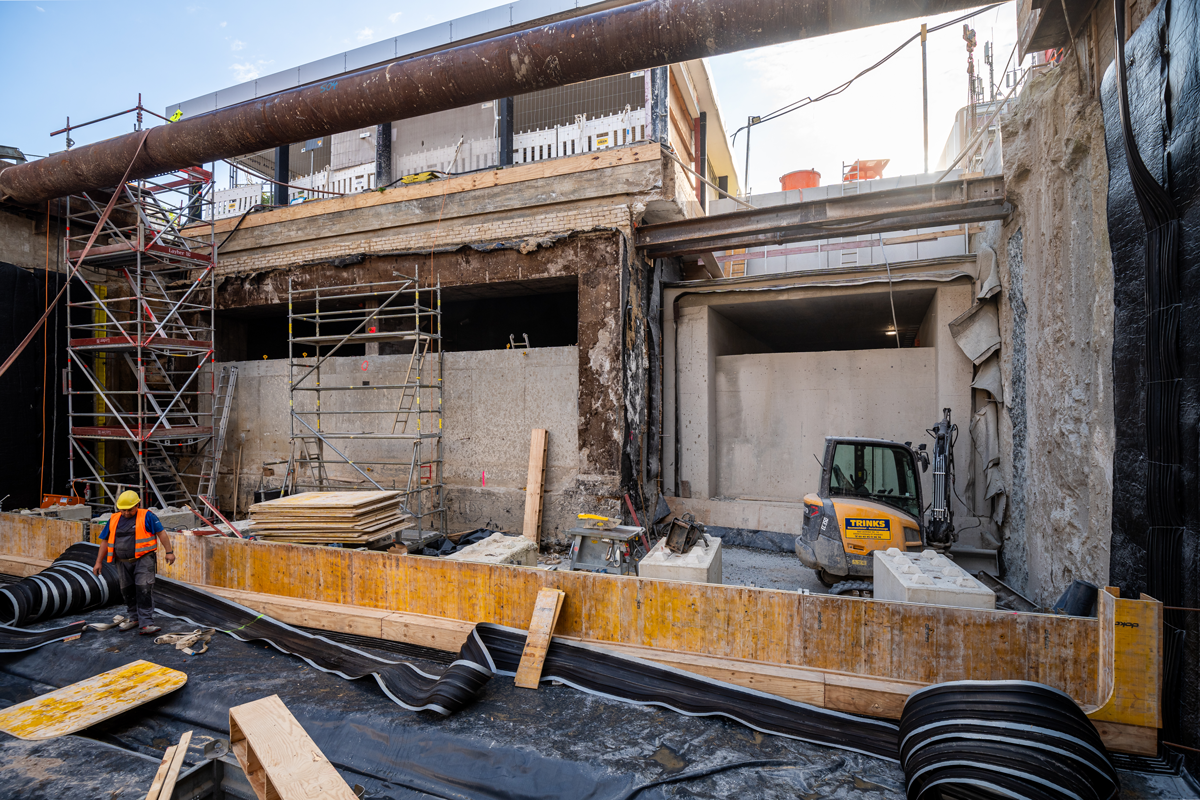 Blick gen Bestandshaltestelle: Direkt unter dem Eingangsgebäude führen die beiden Tunnel in die Bestandshaltestelle. Rechts daneben ist der neue Bypasstunnel durch eine Betonwand abgeschottet. 