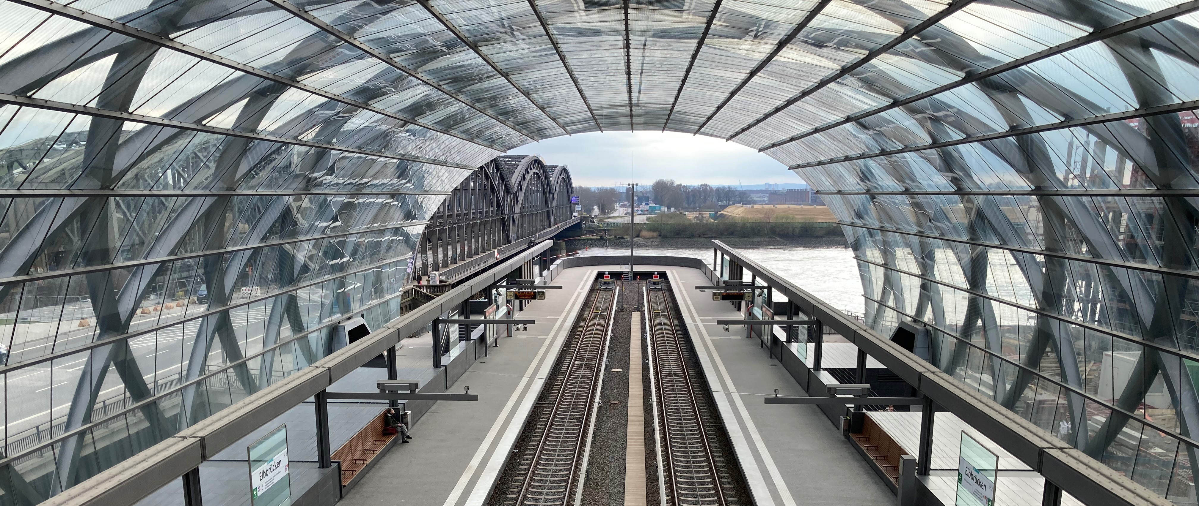 Foto U4-Haltestelle Elbbrücken. Blick auf die Gleise