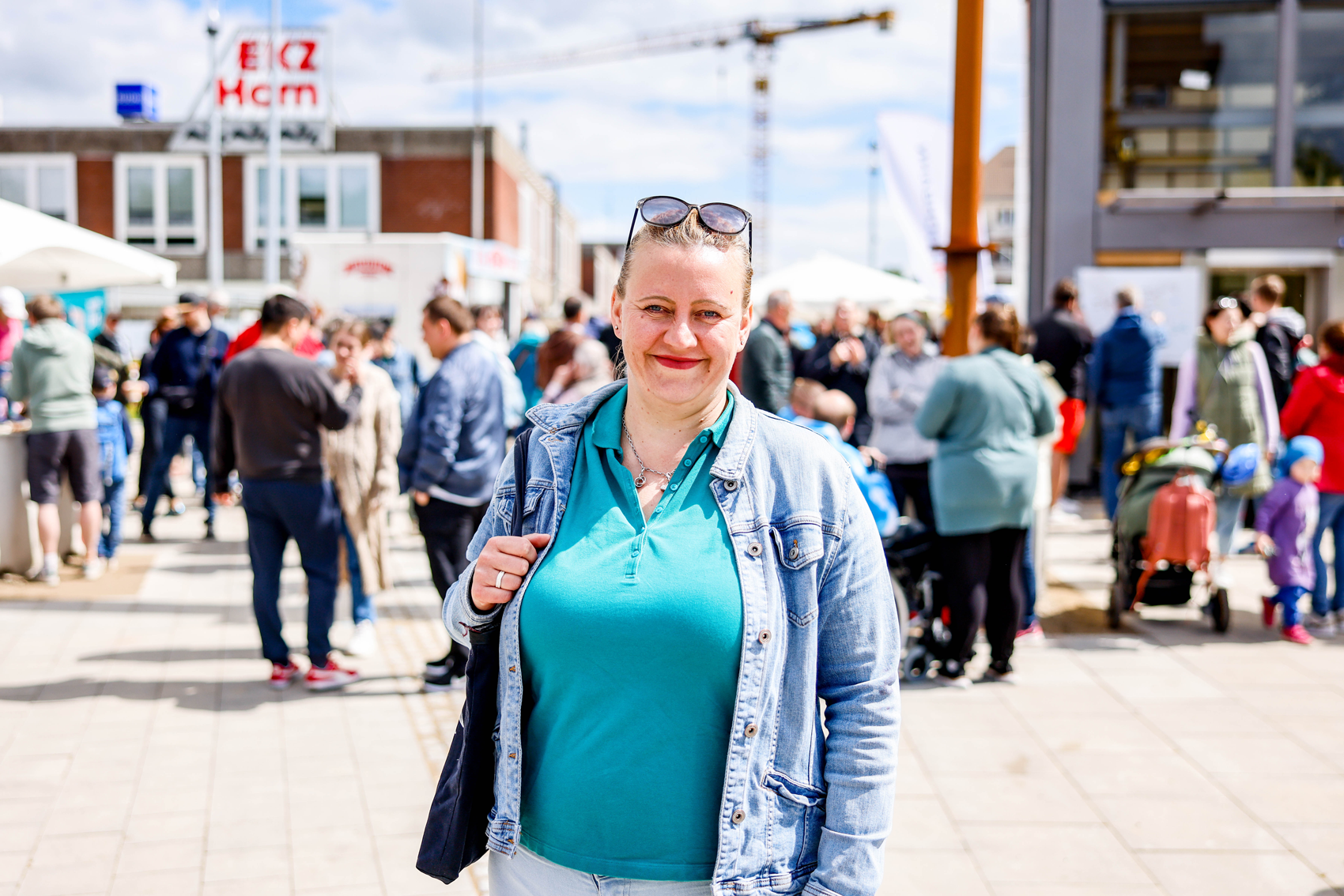 Christina Tremblay auf der Haltestelleneröffnung Horner Rennbahn.