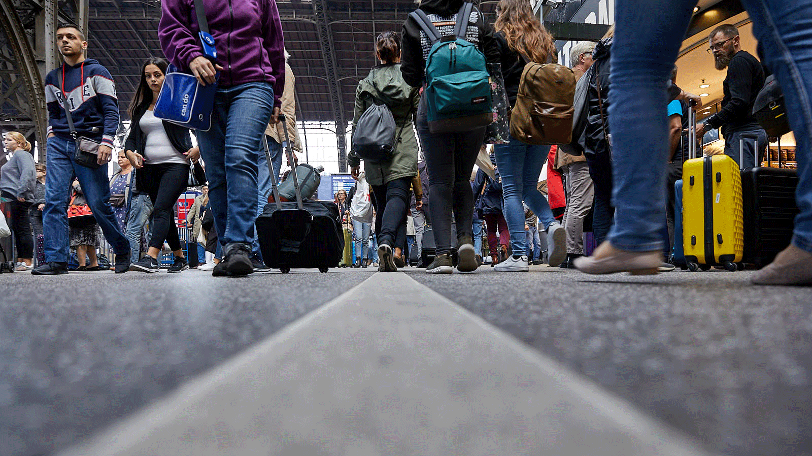 Reisende laufen dicht gedrängt über den Südsteg des Hamburger Hauptbahnhofs.