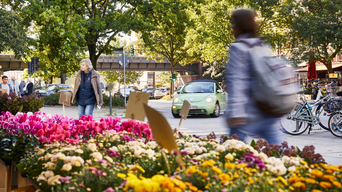 Blumenladen an der Fuhlsbüttler Straße, im Hintergrund die Brücke der U3