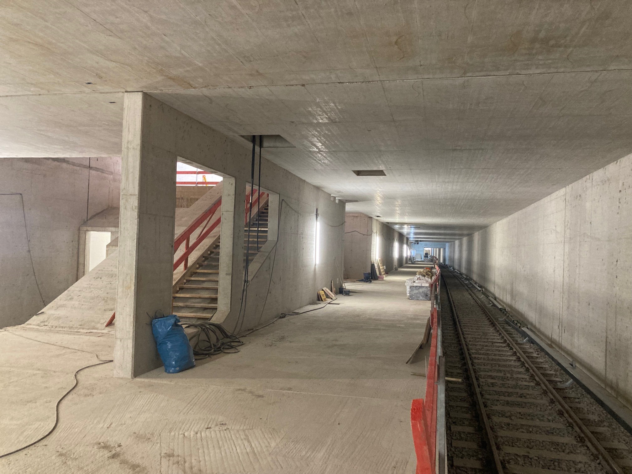 Rohbau Bahnsteig Horner Rennbahn. Rechts die Gleise, links der Treppenaufgang, sowie Vorrichtung für eine Fahrtreppe.