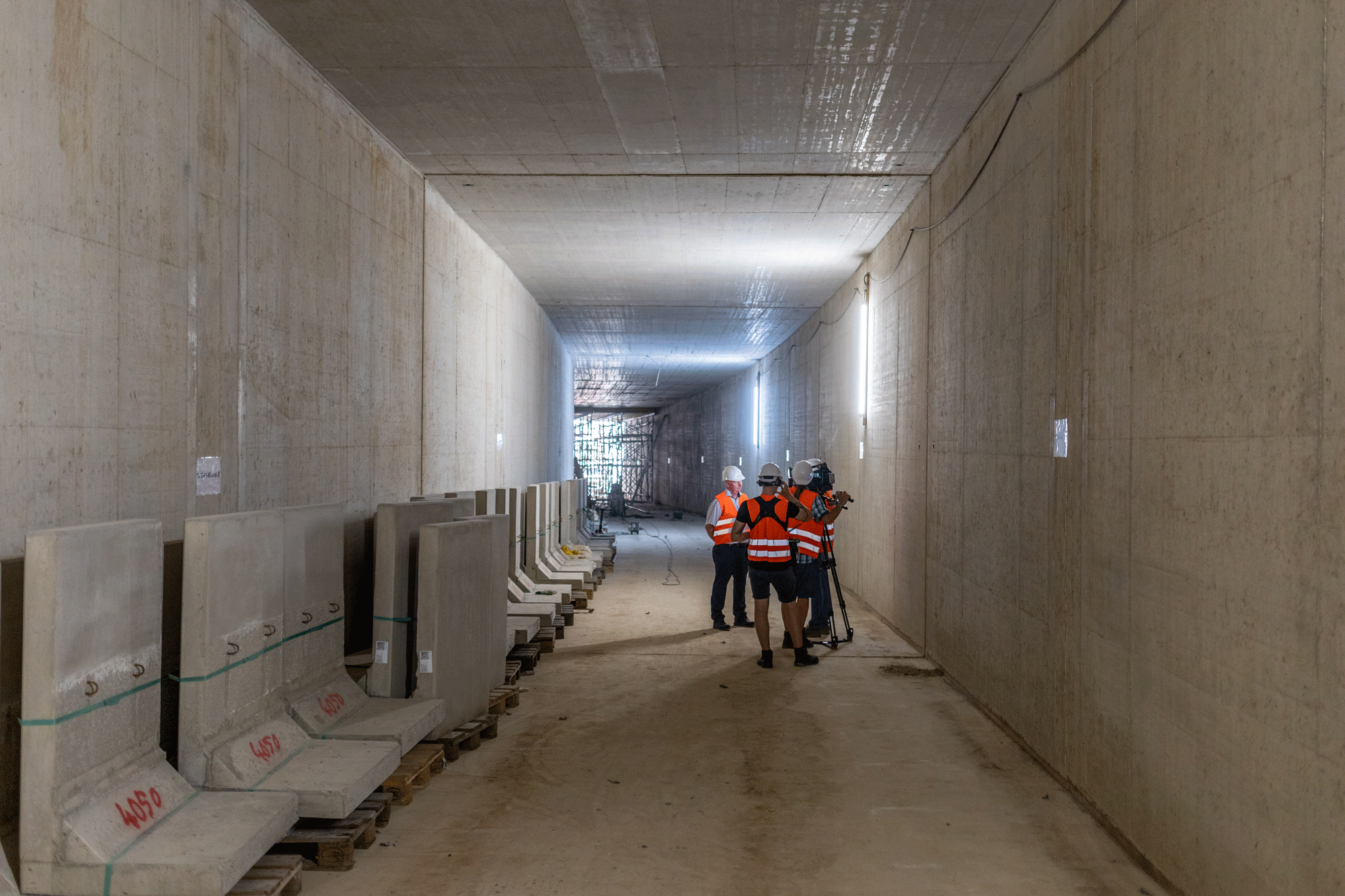 Blick in den fertig gestellten Tunnel am Lisa-Niebank-Weg. Ein Gleisbett ist noch nicht vorhanden. 