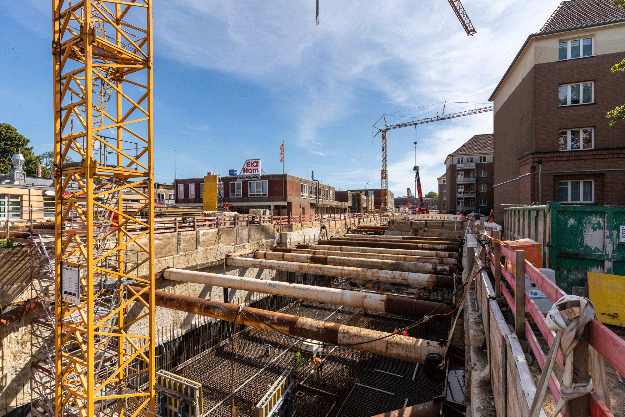 Am Meurerweg/Ecke Washingtonallee wird die Bewehrung aus einem "geflochtenen" Stahlskelett hergestellt. 