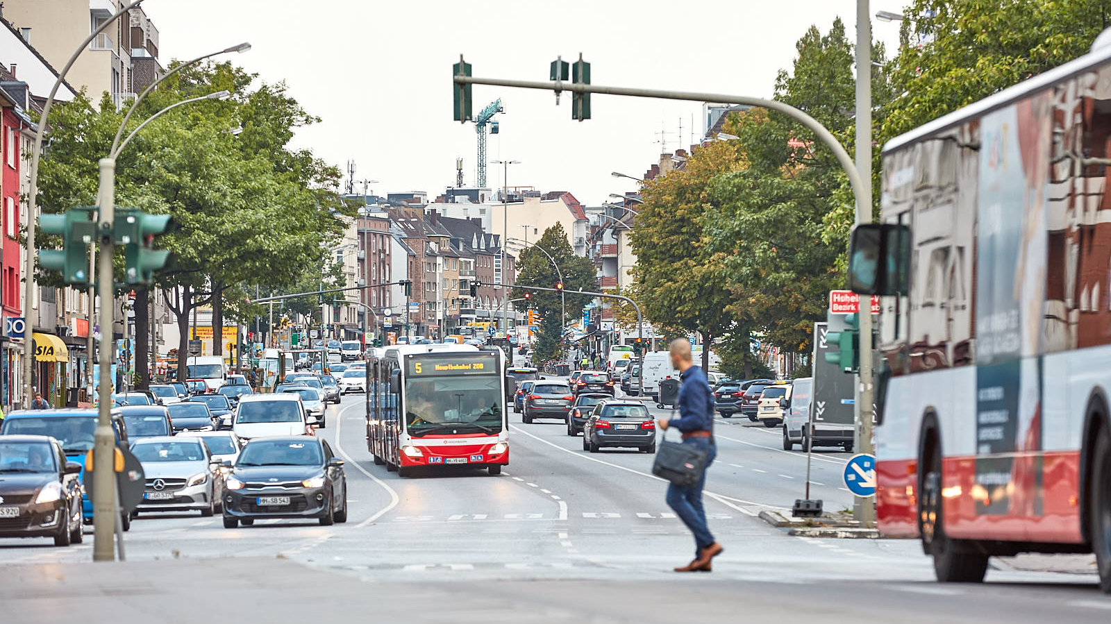 Ein Bus fährt auf einer vielbefahrenen Straße im Umfeld der Hoheluftbrücke.