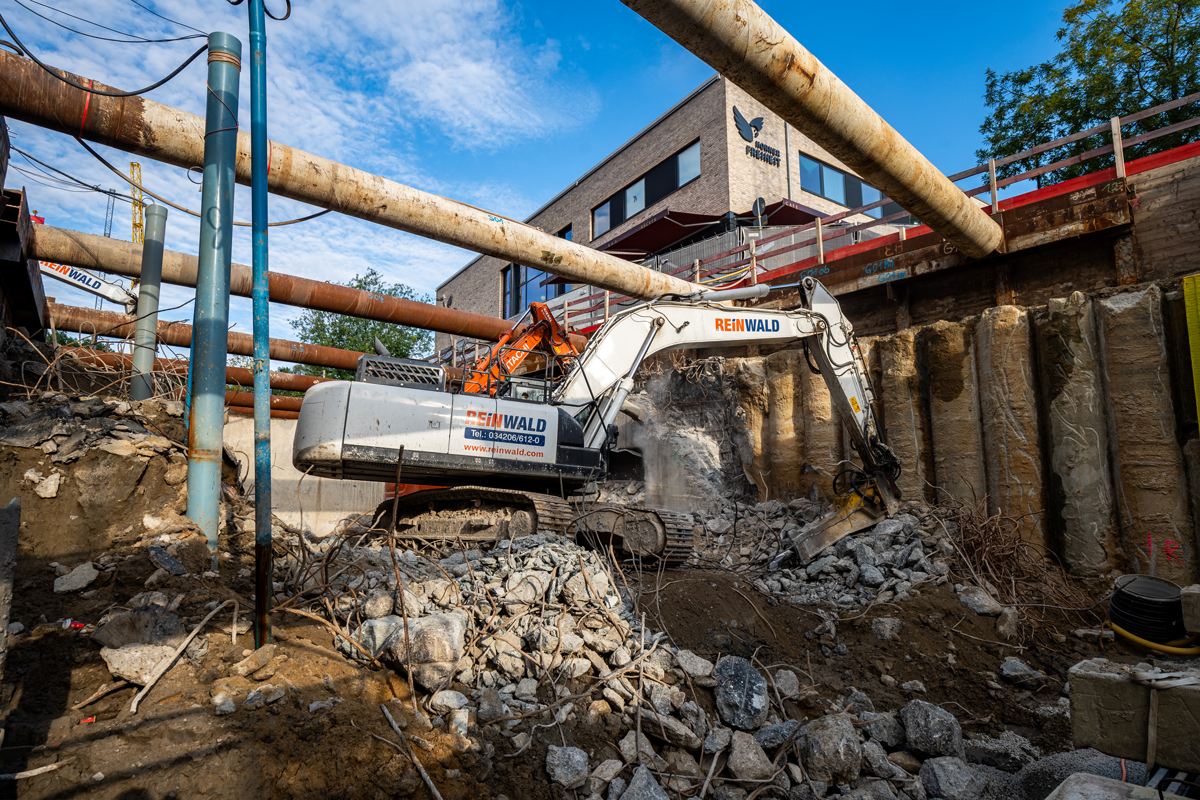 Unter Hochdruck zerlegt der Abrissbagger die letzten Reste der 120 Meter langen Tunnelstrecke westlich der U-Bahn-Haltestelle Horner Rennbahn.