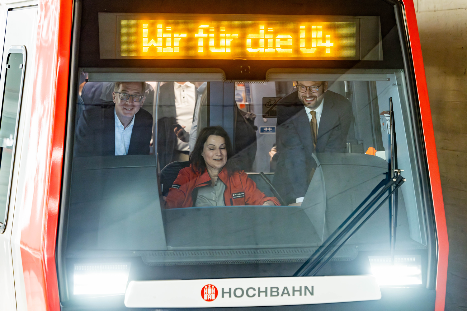 Dieses Bild zeigt, wie HOCHBAHN-Vorstand Robert Henrich (links) und Verkehrssenator Anjes Tjarks bei der Einfahrt in die neue Haltestelle aus der Fahrerkabine schauen..