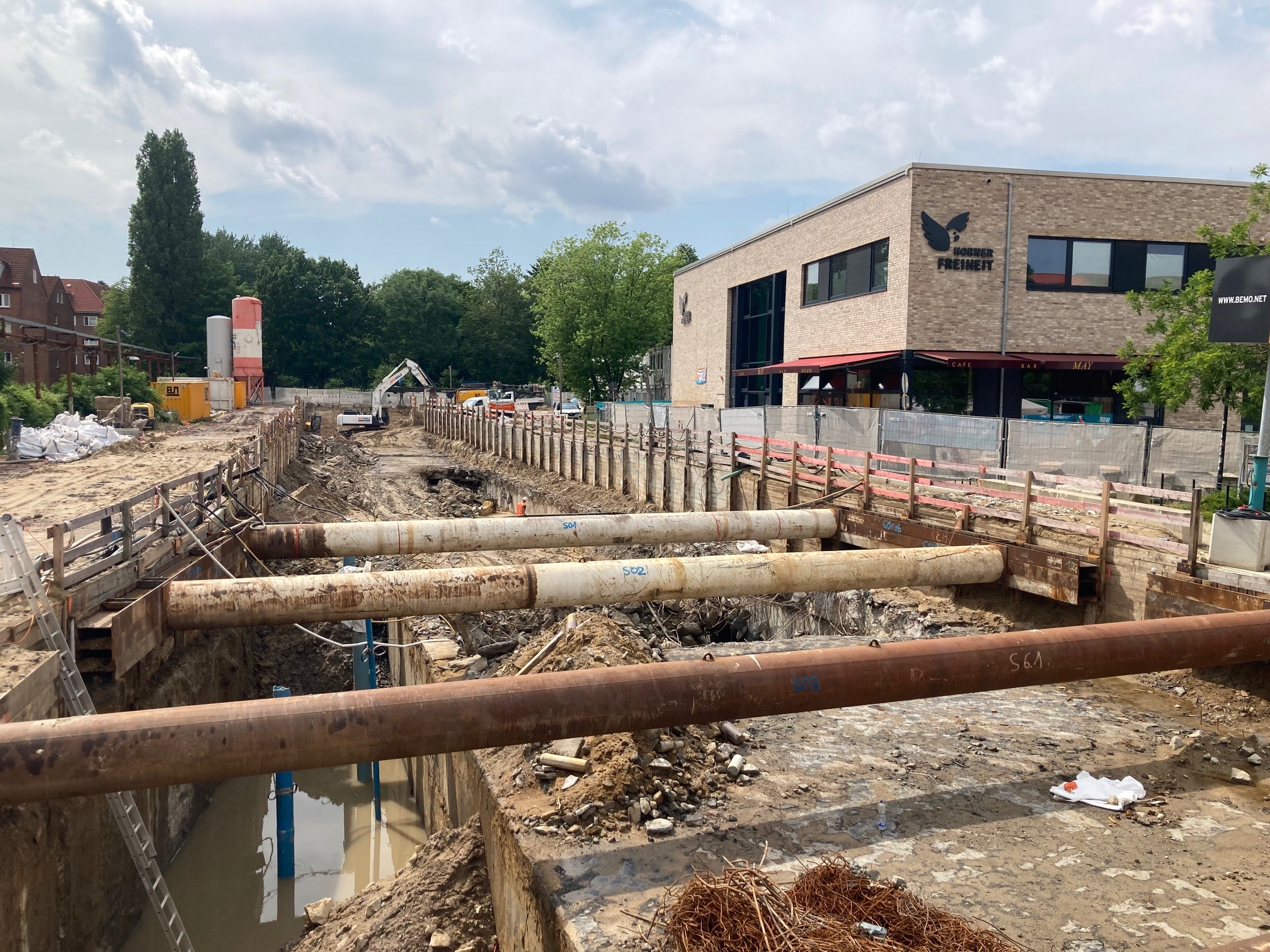 Der alte U-Bahn-Tunnel liegt hier sehr nah unter der Oberfläche, weswegen die Abrissbagger gar nicht so tief arbeiten müssen. In dem schmaleren Korridor links neben dem alten, zweigleisigen Bestandstunnel wird der eingleisige Bypasstunnel geführt werden.