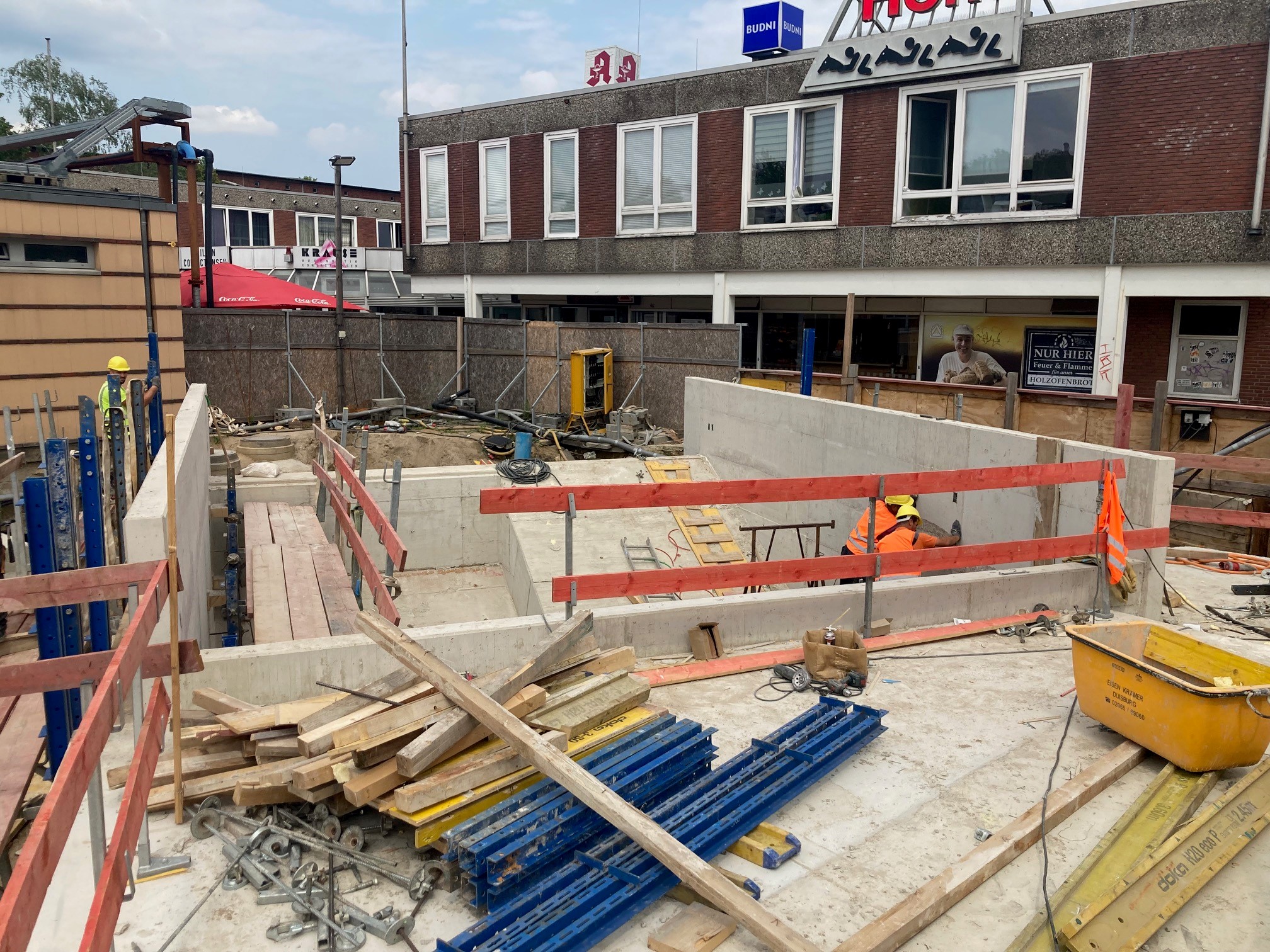 Rohbau Ausgang Haltestelle Horner Rennbahn Richtung EKZ an der Oberfläche. Zu sehen ein Loch für die kommende Fahrtreppe. 