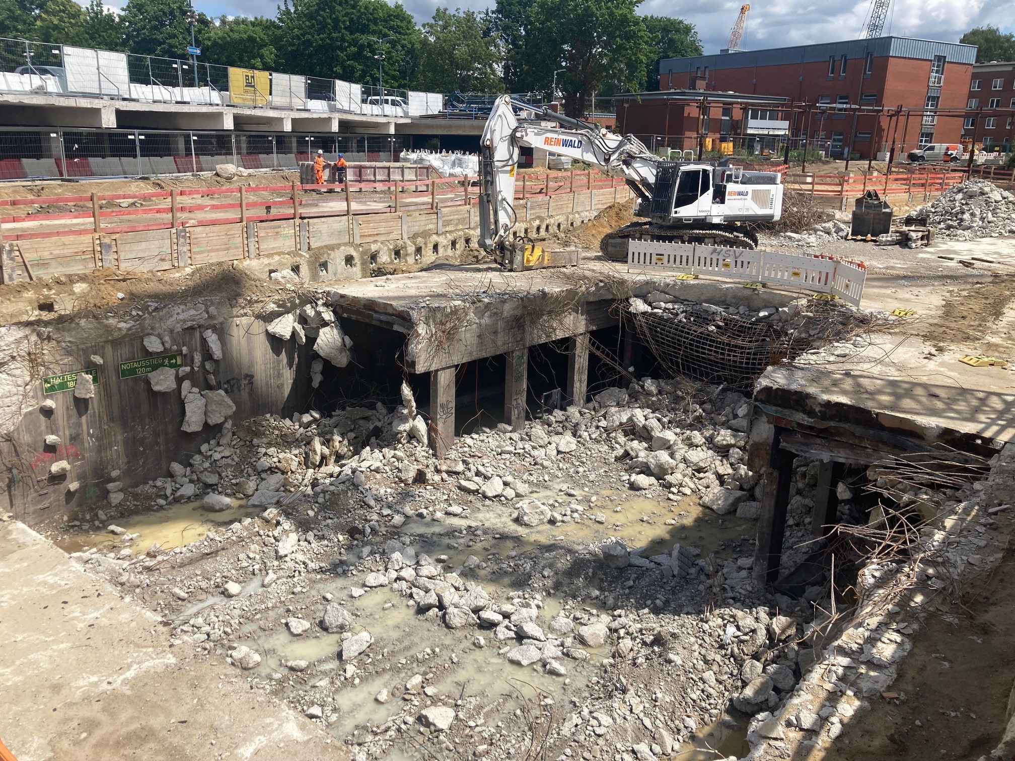 Notausgangsschilder zeugen vom alten U-Bahn-Tunnel: Hier nochmal der Blick Richtung Sandkamp, links das EKZ-Parkhaus.