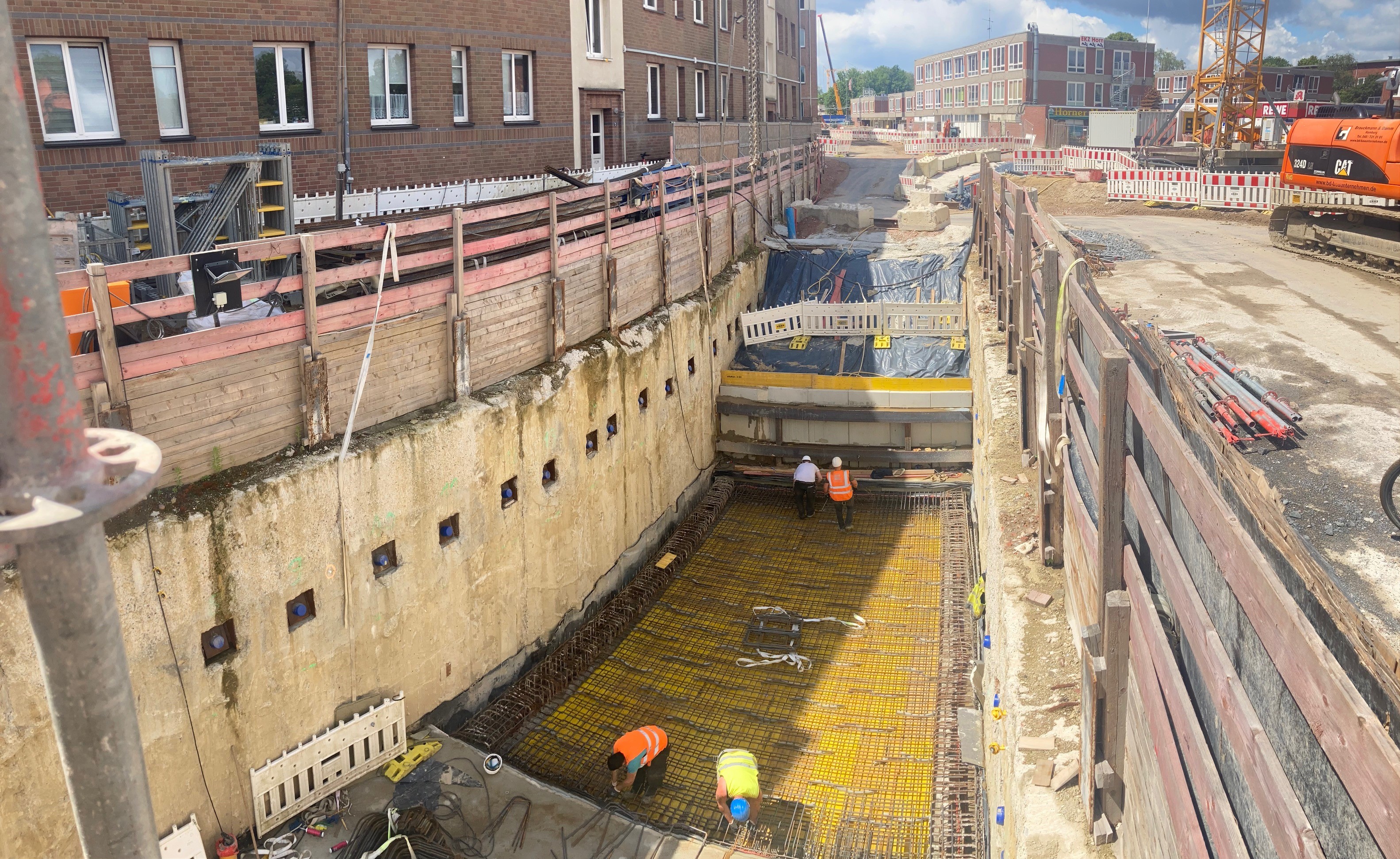 Wo zuletzt noch Gleisteile für den neu gebauten Bypasstunnel einschwebten, kann jetzt auch die letzte Öffnung am Meurerweg geschlossen werden.     