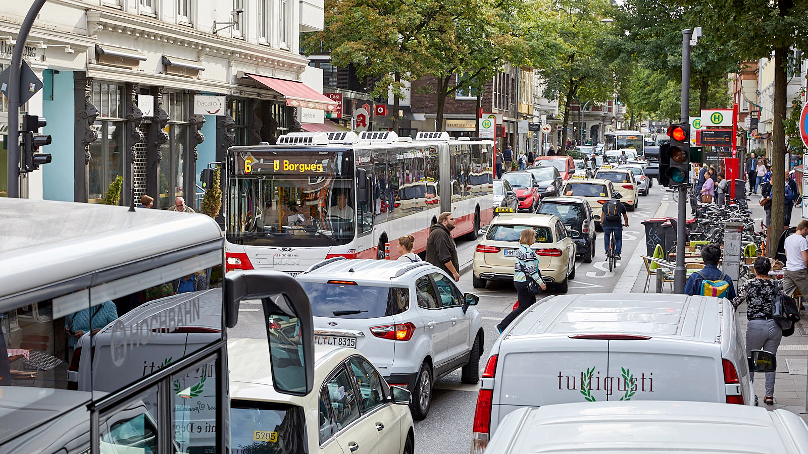 Auto- und Busverkehr in der Langen Reihe in St. Georg