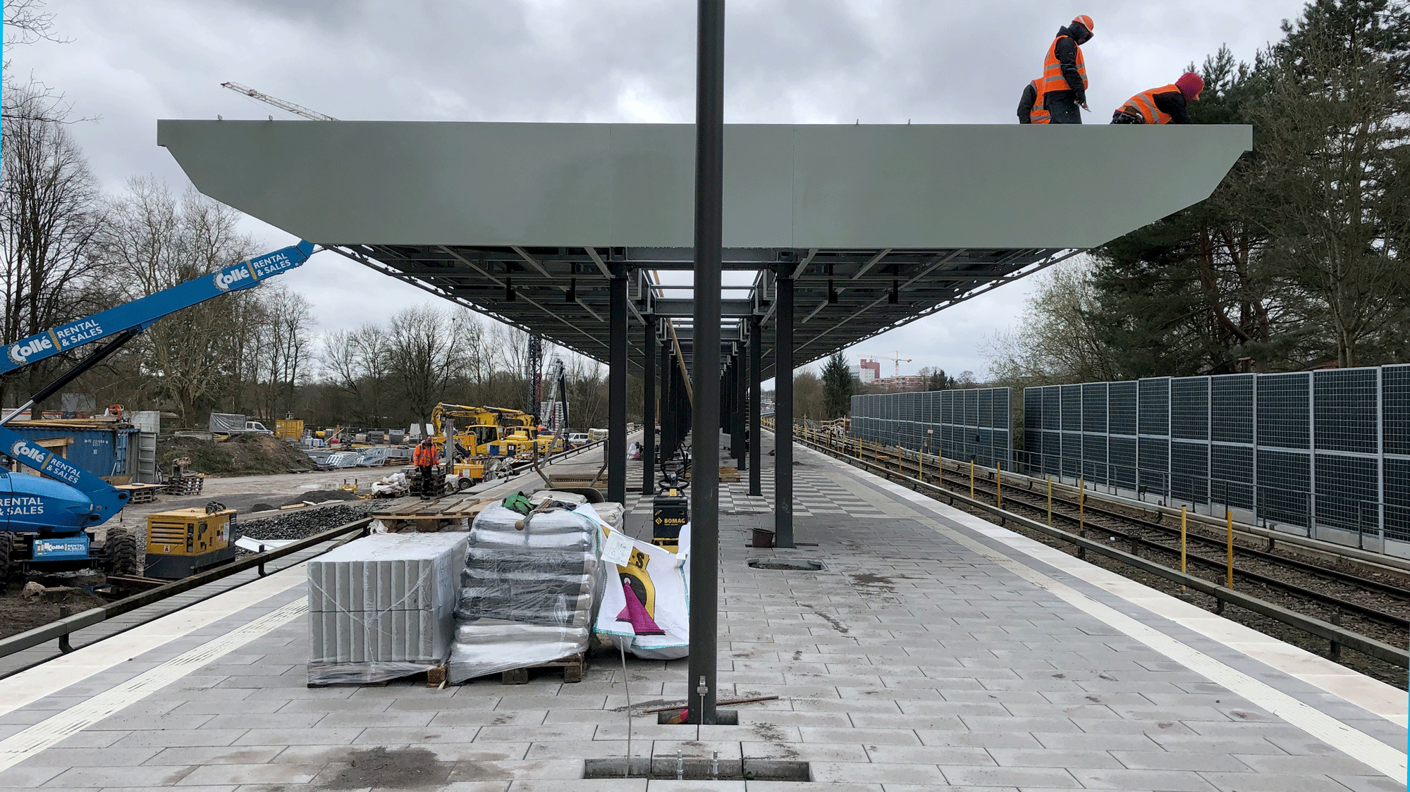 Bild über den bereits gepflasterten Bahnsteig, der im Bau befindlichen U1-Haltestelle Oldenfelde.