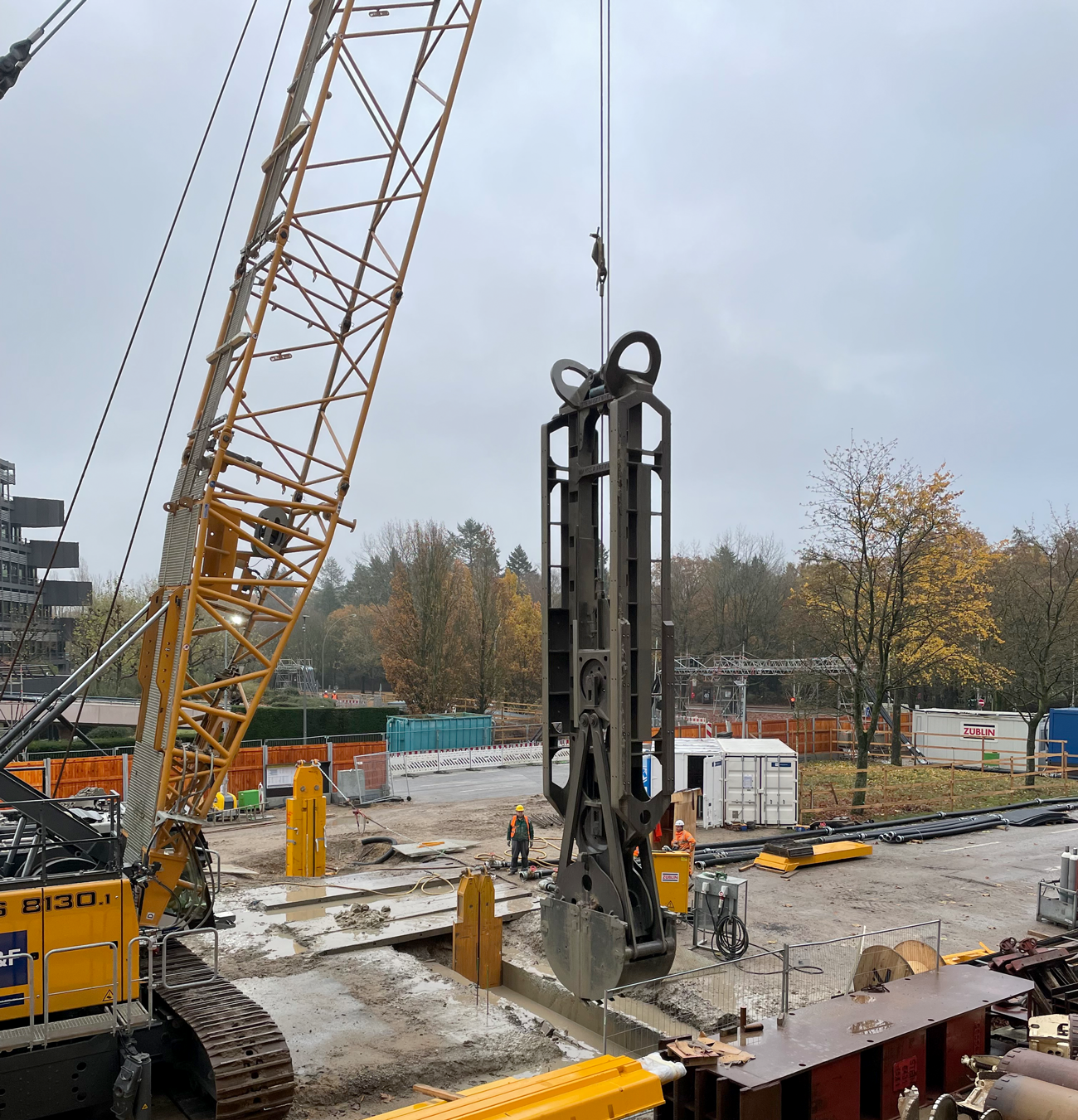 Ein Schlitzwangreifer auf der Baustelle City Nord holt Erde heraus. 