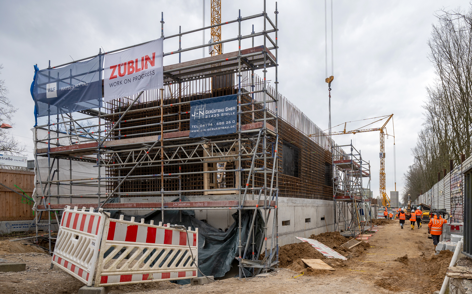 Gerüst und Fundament der sekundären Leitstelle auf der Baustelle Sengelmannstraße