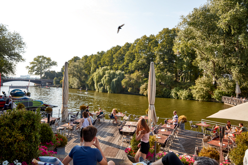 Terrasse eines Restaurants an einem Alsterkanal. 