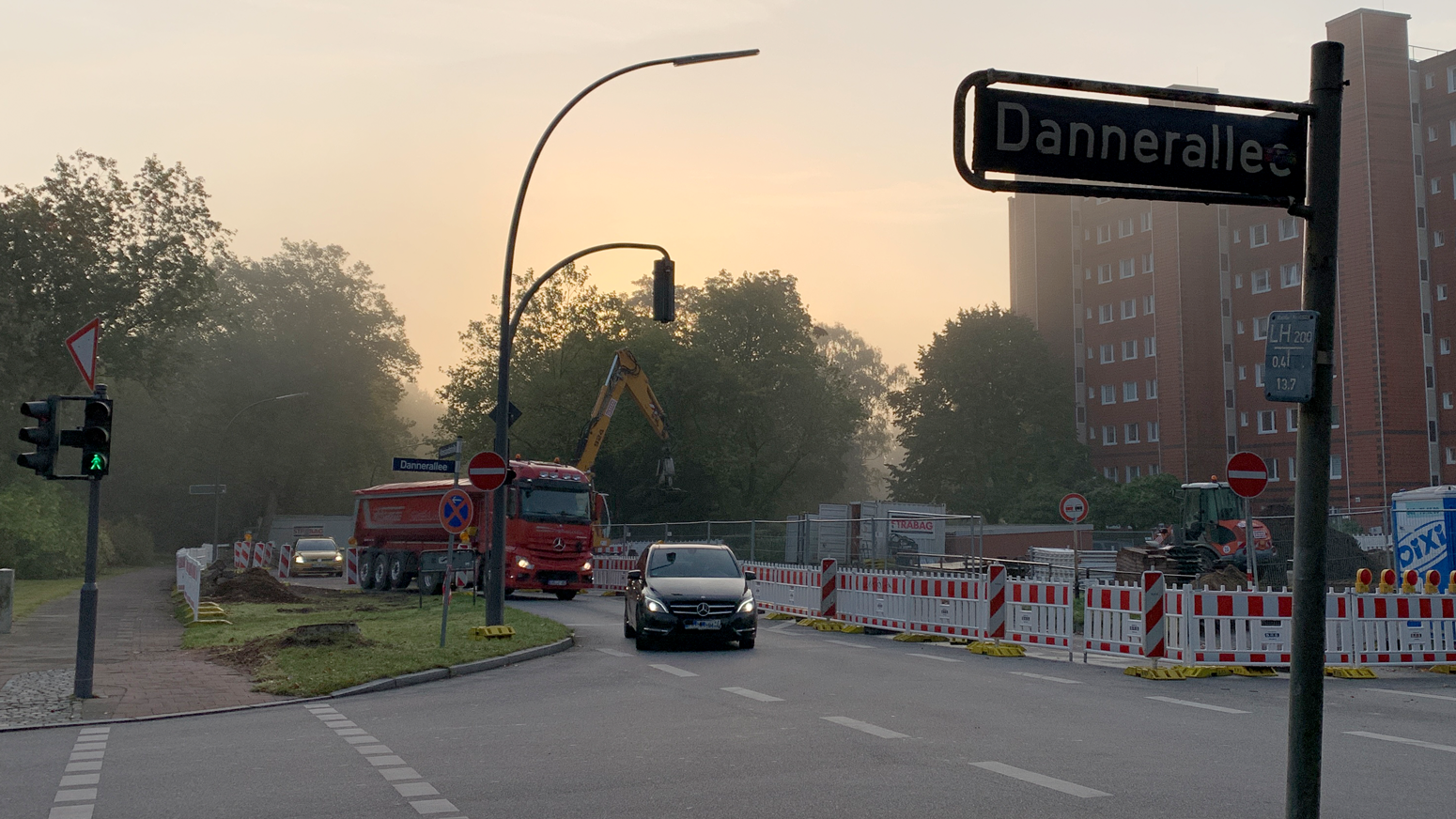 Ein Bild von Baustellenabsprerrungen auf der Manshardtstraße Ecke Dannerallee.