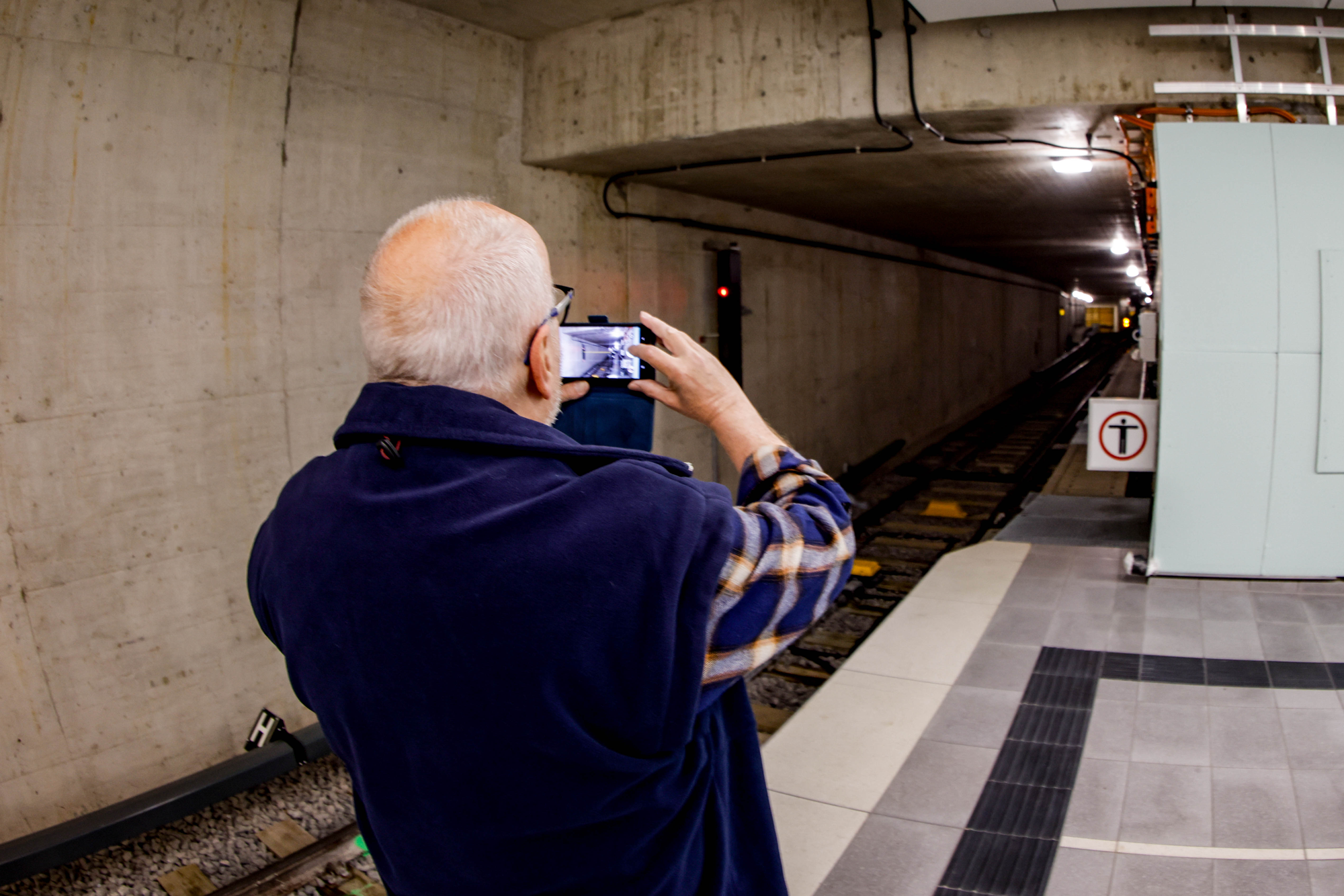 Eine Person fotografiert in den Tunnel, um das Kreuzungsbauwerk zu fotografieren. 