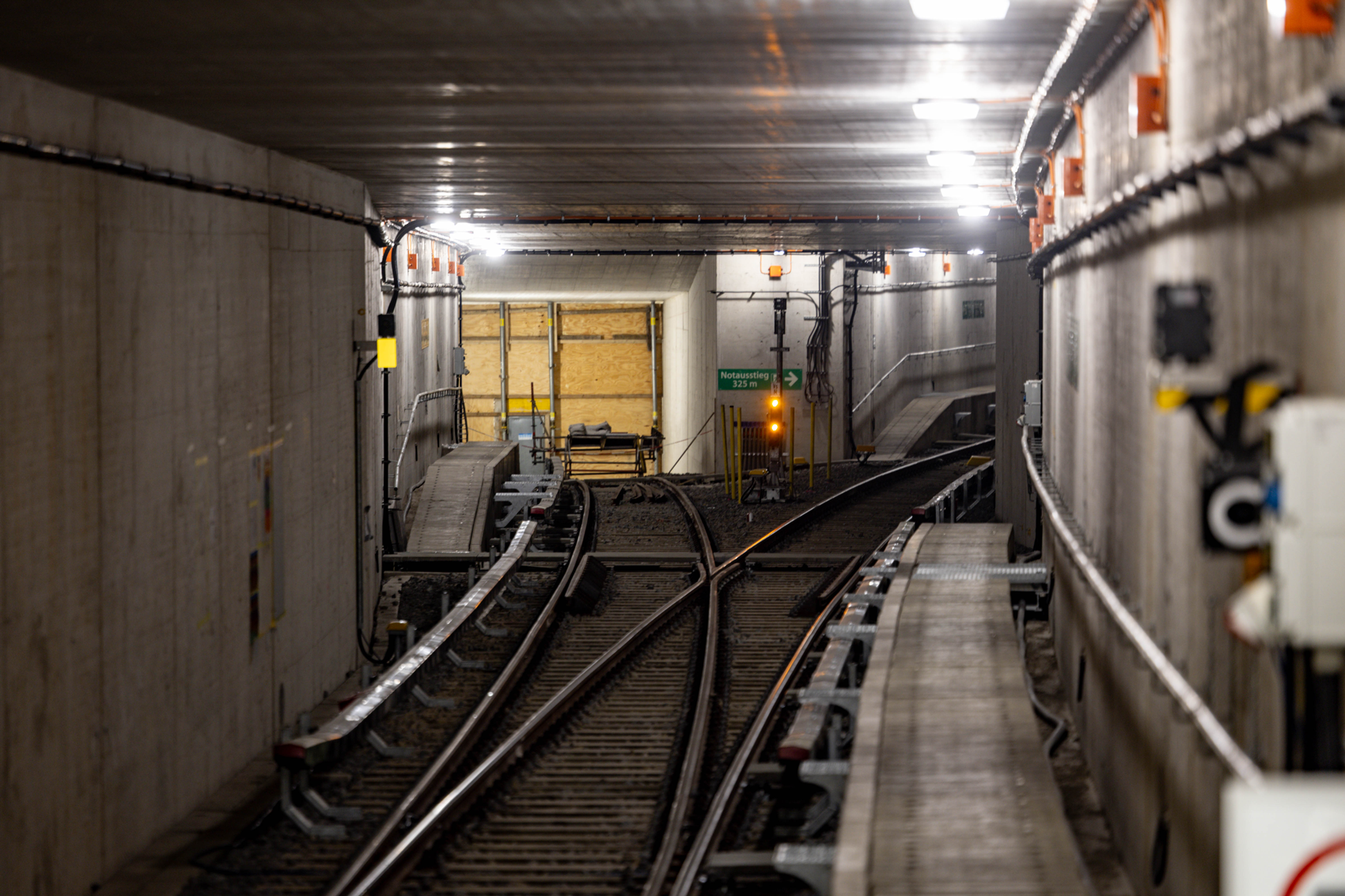 Blick in den Tunnel Richtung Billstedt (U2) und links daneben der zukünftige Tunnel der U4, aktuell noch im Bau. 