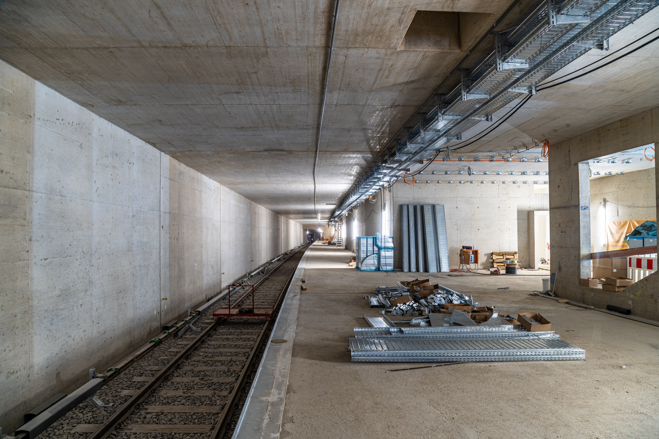 Rohbau der Haltestelle U Horner Rennbahn. Blick geht in den Tunnel stadtauswärts.