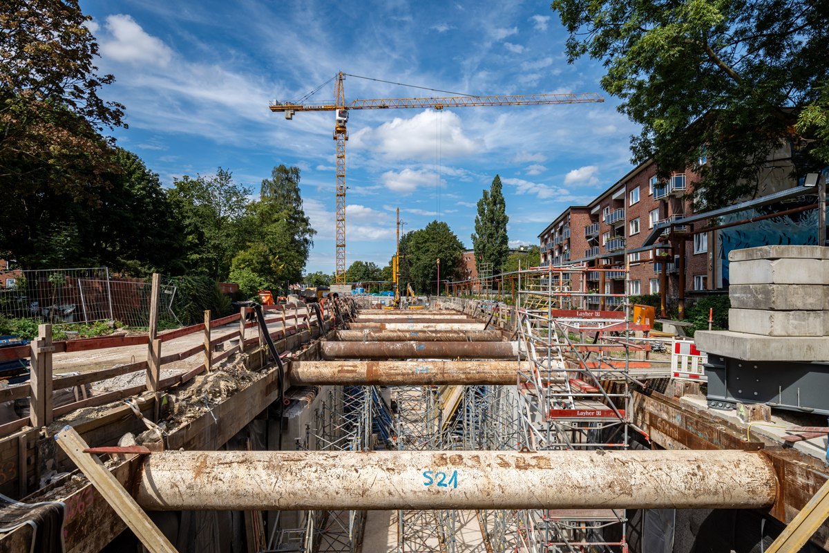 Weiter südlich in derselben Baugrube am Anschluss Ost beginnt bereits der Tunnel-Neubau: Die ersten Tunnelwände der insgesamt xx Meter  langen Anschlussstrecke stehen schon. 