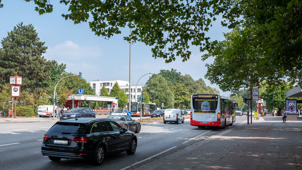 Blick auf die Koppelstraße, unter der die U2-Haltestelle Hagenbecks Tierpark liegt.