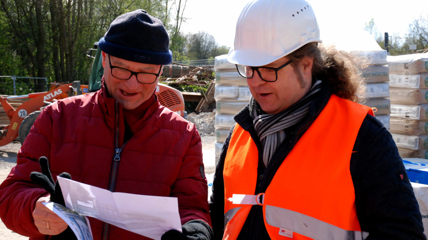 Projektleiter Volker Schmidt im Gespräch mit einem Interessierten.