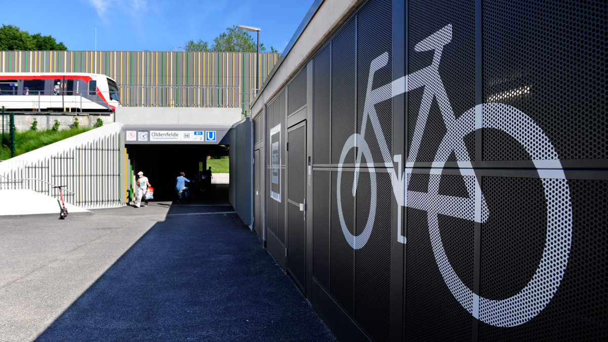 Eingang U1 Oldenfelde. Zu sehen U1 Einfahrt, rechts im Bild im rechten Winkel zum Eingang ein Fahrradparkhaus