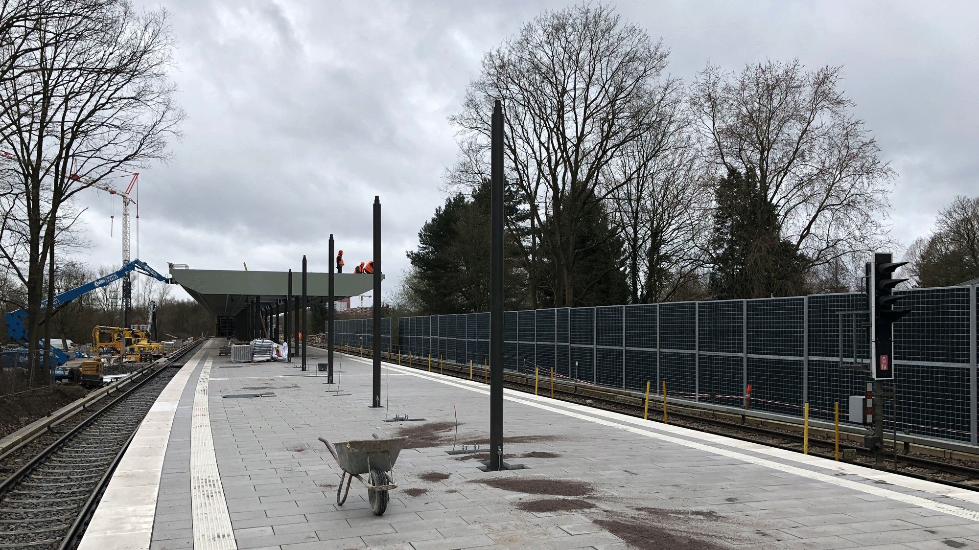 Bild des im Bau befindlichen Bahnsteigs der U1 Oldenfelde mit frisch verlegtem Pflaster.