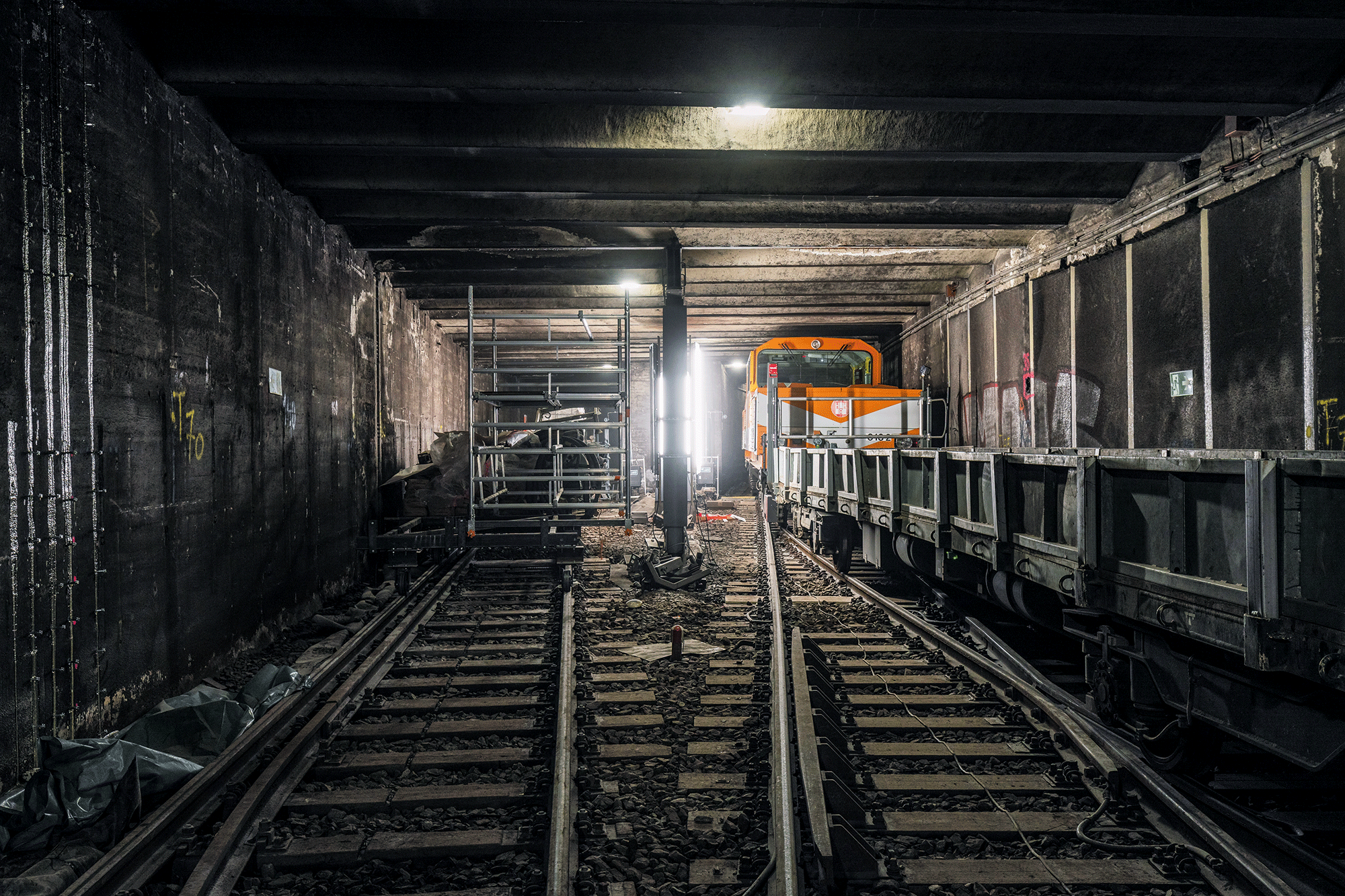 U-Bahn Tunnel mit einem Gerüst und Bauarbeiten