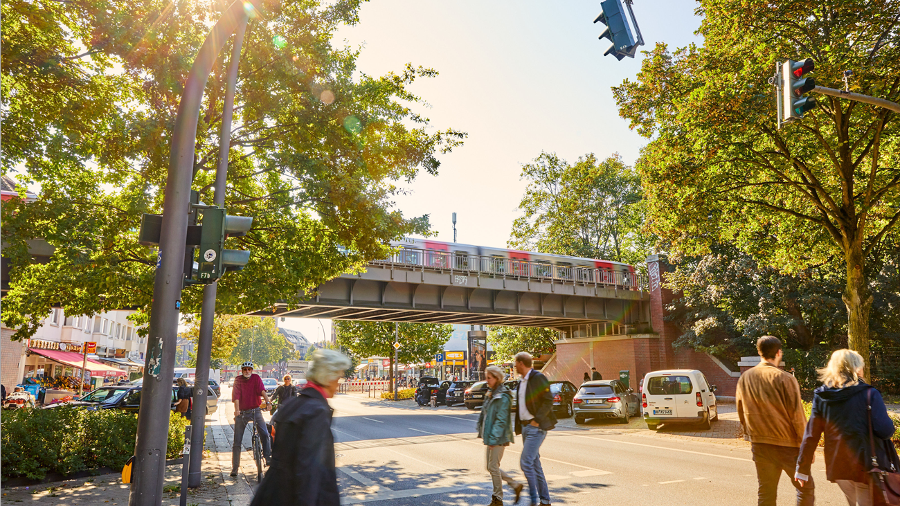 Die U3 Fährt am geplanten Standort der Haltestelle über die Fuhlsbüttler Straße.