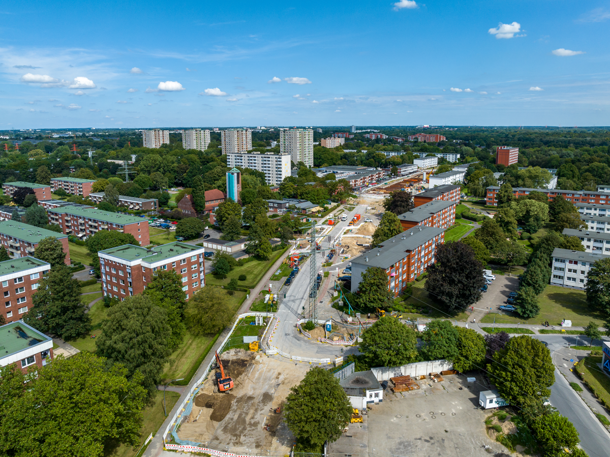 Auch entlang der Manshardtstraße kommen die bauvorbereitenden Maßnahmen gut voran. Im Bereich zwischen Rudolf-Roß-Allee und Legienstraße wird ab Anfang September 2023 das Baufeld eingerichtet. 