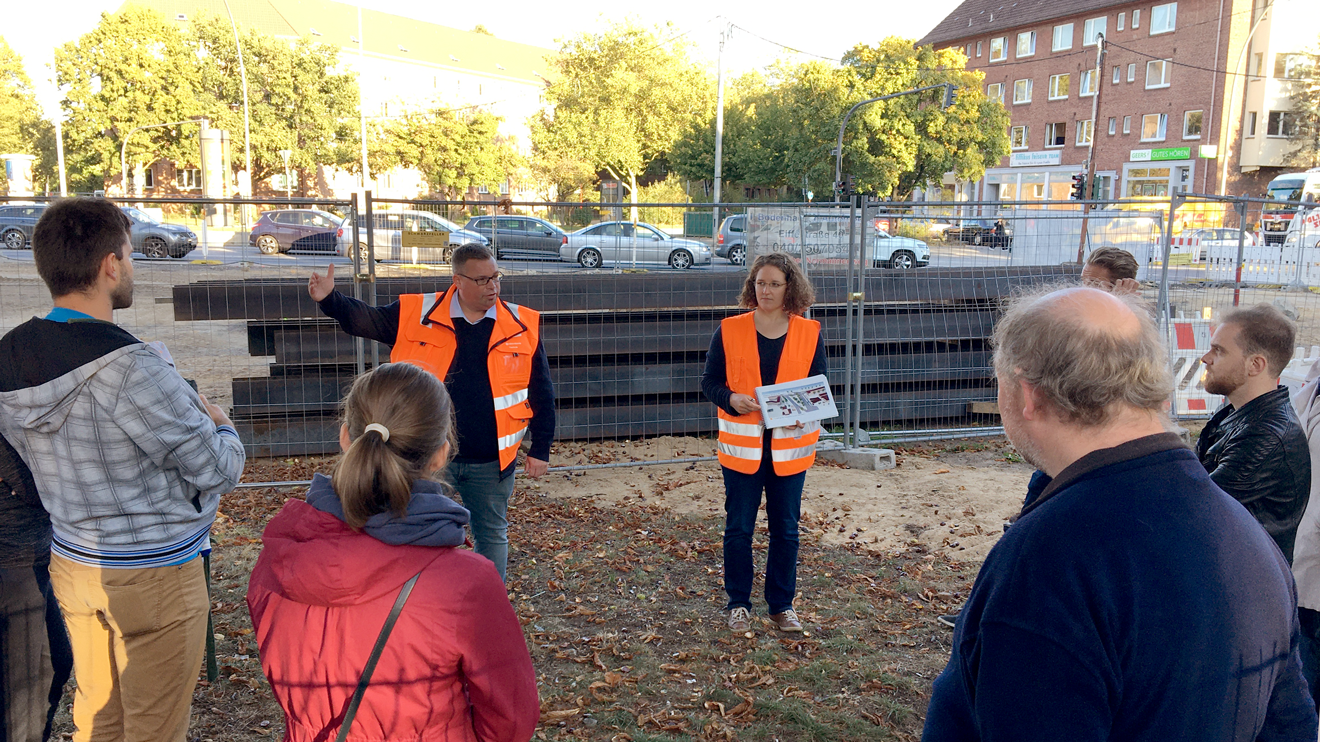  U4-Beauftragte Hanna Waeselmann und HOCHBAHN-Bauingenieur Niels Schefe im Gespräch mit einer kleinen Gruppe von Anwohner*innen.