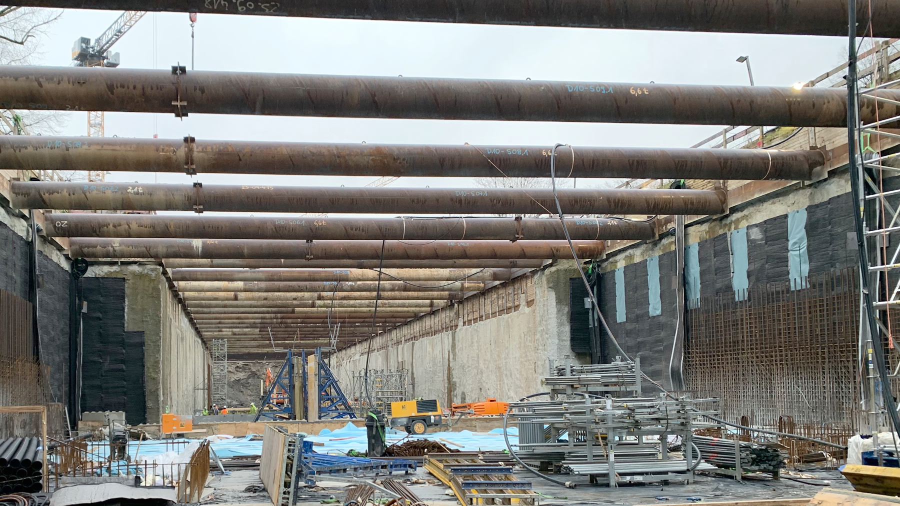 Blick in den Rohbau U4-Haltestelle Stoltenstraße. Die Decke ist noch offen.  