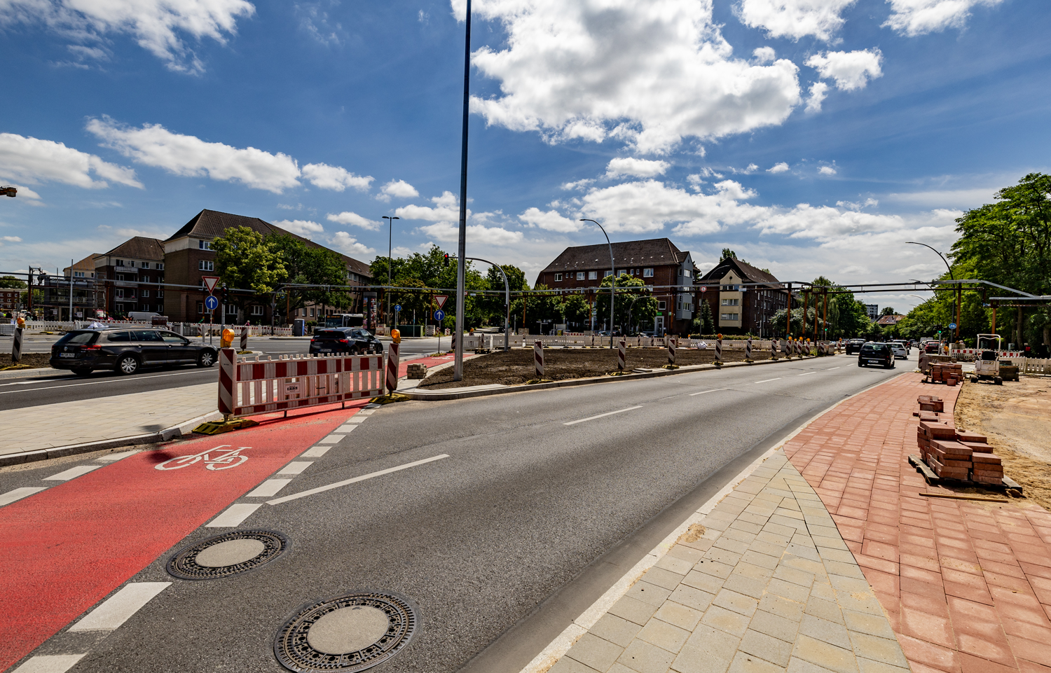 Am Ring 2 führen Radspuren Richtung Süden auf der Veloroute 8 und biegen links ab Richtung Washingtonallee.