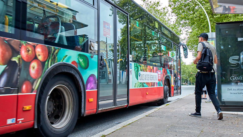 Ein Bus der HOCHBAHN steht vor einer Haltestelle.