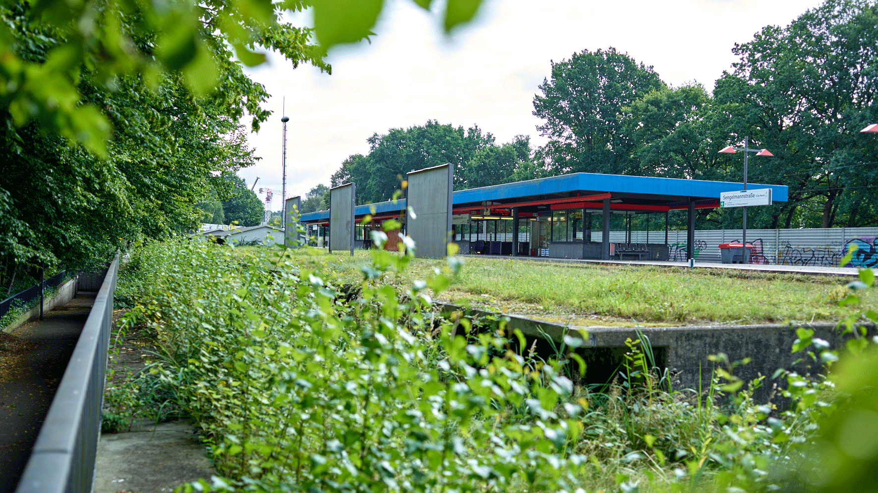 Foto der Bestandshaltestelle Sengelmannstraße und des momentan ungenutzten Bahnsteigs.