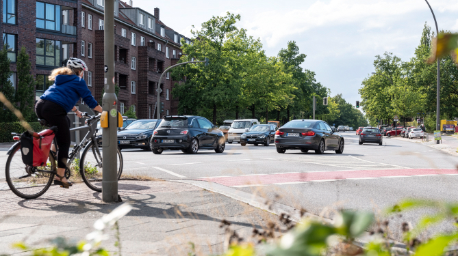 Befahrene Straße in Barmbek, eine Person auf dem Fahrrad. 