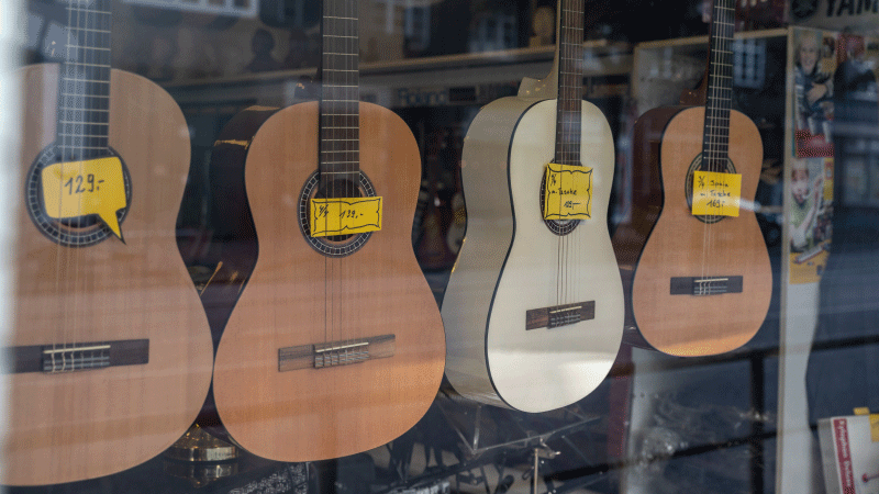 Schaufenster eines Gitarren-Ladens in der Umgebung der geplanten U5 Haltestelle Jarrestraße.